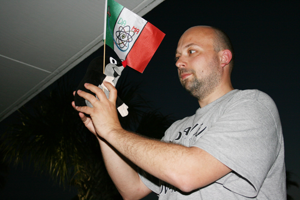 Na snímku Krtek přebírá italskou vlajku s logem mise DAMA od Ondřeje Rohlíka, který v zastupuje Českou republiku v ESA.