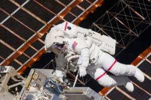 Andrew Feustel při prvním výstupu mise STS-134 ke Mezinárodní kosmické stanici, 20. května 2011. Foto NASA