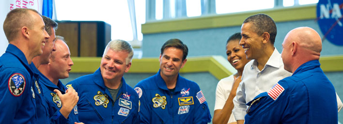 Prezident Barack Obama navštívil v pátek Kennedyho vesmírné středisko. Prezident přicestoval na Floridu se svou rodinou na start raketoplánu, který však byl z technických důvodů odložen na pondělí.