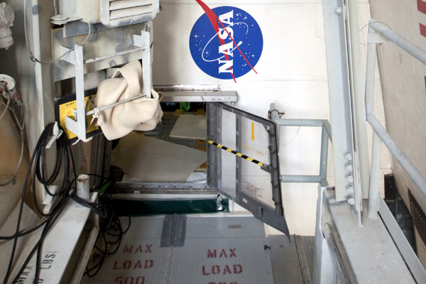 Dveře raketoplánu Endeavour na odpalovací rampě 39A se otevřely pro techniky, kteří odstraňují závadu. Foto: NASA/Troy Cryder 