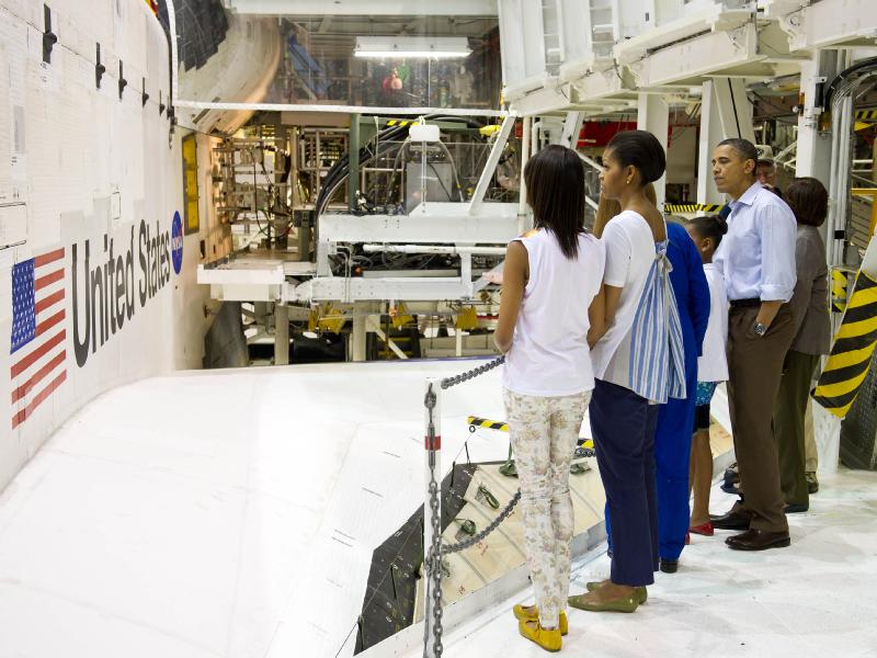 Startu se rodina prezidenta Obamy nedočkala, prezident, první dáma a jejich dcery Malia a Sasha a matka Michelle Obamové Marian Robinson si alespoň prohlédli raketoplán Atlantis v Kennedyho vesmírném středisku. Foto NASA/Bill Ingalls