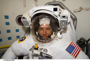 Andrew Feustel během mise STS-125