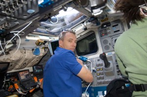 Andrew Feustel během mise STS-125