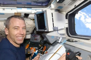 Andrew Feustel během mise STS-125